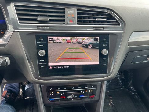 Used 2022 Volkswagen Tiguan SE AWD/4WD image 35