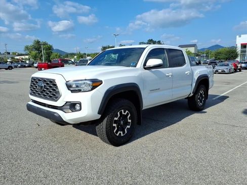 Used 2023 Toyota Tacoma TRD Off-Road w/ Technology Package AWD/4WD image 9
