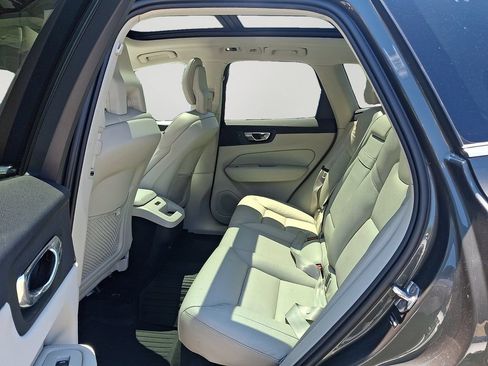 Used 2019 Volvo XC60 T5 Momentum w/ Multimedia Package AWD/4WD image 10