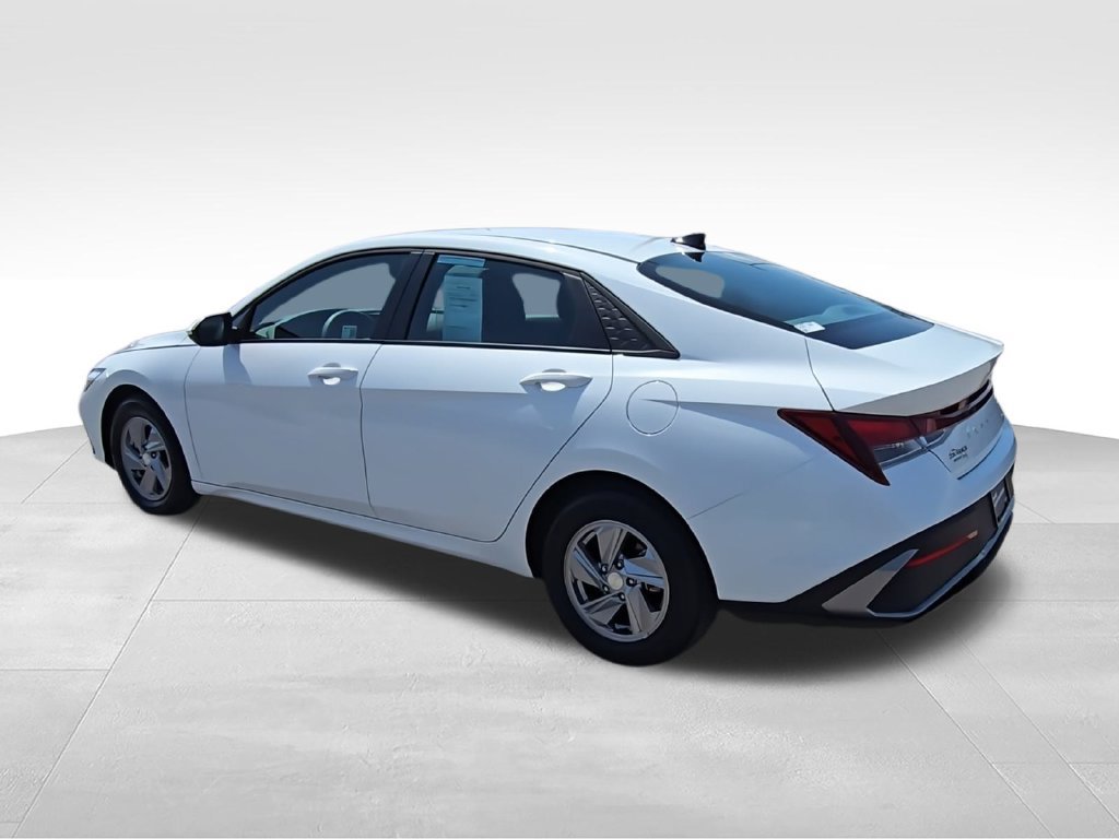 Used 2025 Hyundai Elantra SE FWD image 8