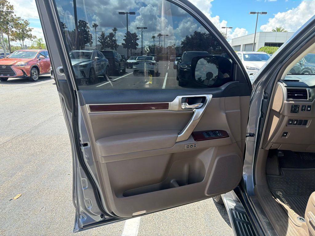 Used 2018 Lexus GX 460 Premium w/ Premium Package AWD/4WD image 13