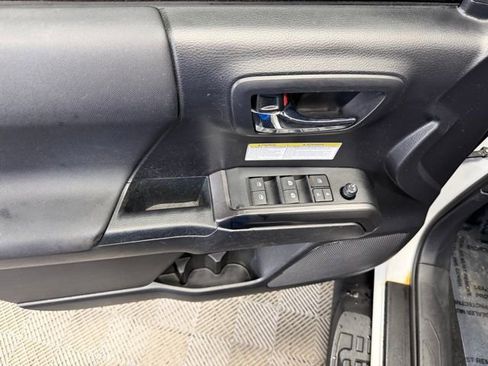 Used 2019 Toyota Tacoma TRD Off-Road image 14