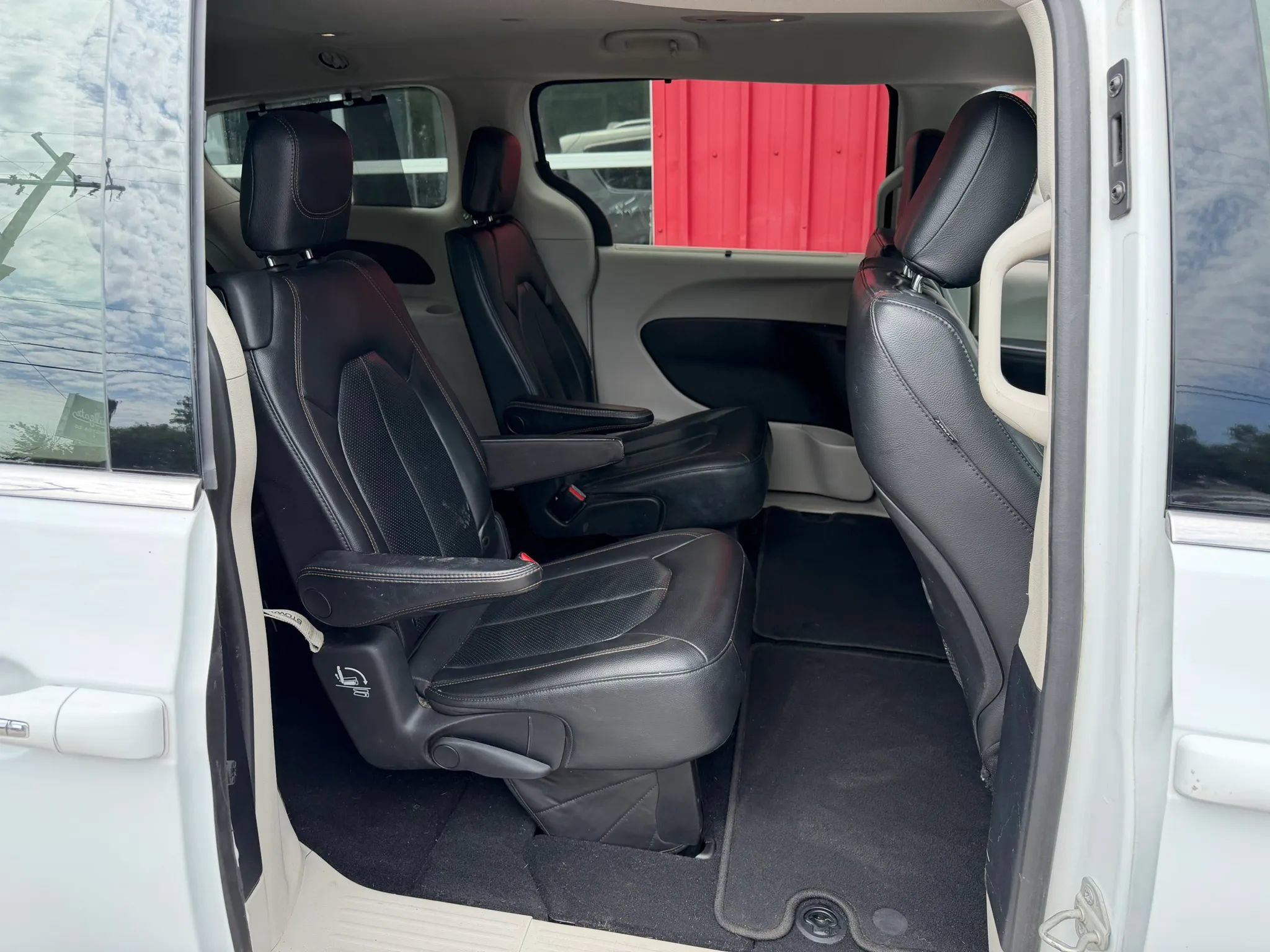 Used 2020 Chrysler Pacifica Touring-L FWD image 14
