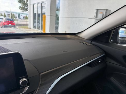 Used 2025 Nissan Altima 2.5 SV FWD image 35