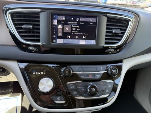 Used 2023 Chrysler Voyager LX FWD image 24