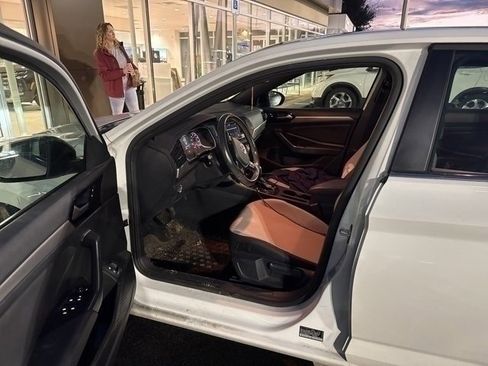 Used 2021 Volkswagen Jetta R-Line w/ R-Line Cold Weather Package image 5