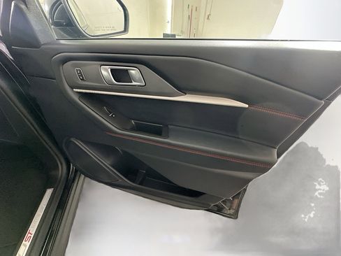 Used 2025 Ford Explorer ST-Line w/ ST-Line Street Pack AWD/4WD image 34