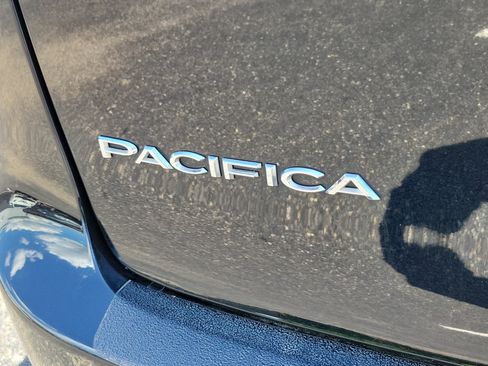 Used 2024 Chrysler Pacifica Touring-L FWD image 9