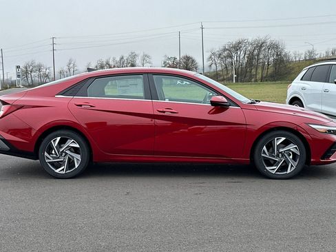 Used 2025 Hyundai Elantra SEL image 2