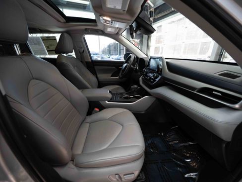 Certified 2022 Toyota Highlander XLE image 28