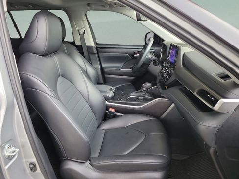 Certified 2023 Toyota Highlander XLE image 25
