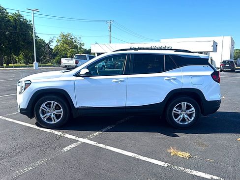 Used 2024 GMC Terrain SLE w/ Driver Convenience Package FWD image 4
