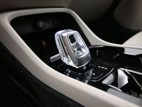 Used 2024 Volvo XC40 B5 Plus w/ Climate Package image 11