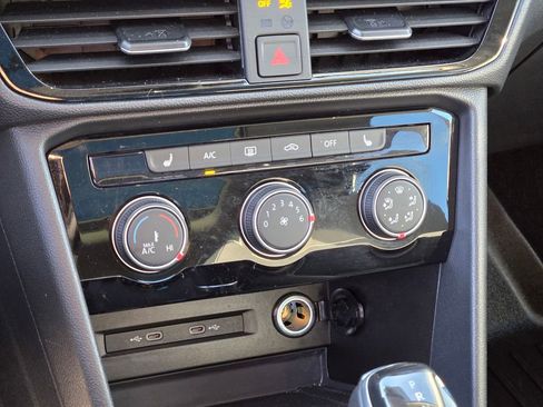 Used 2023 Volkswagen Taos SE w/ Panoramic Sunroof Package image 37