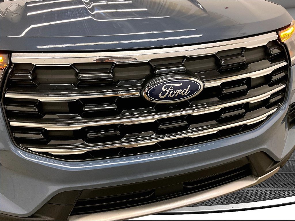 Used 2025 Ford Explorer Active AWD/4WD image 32