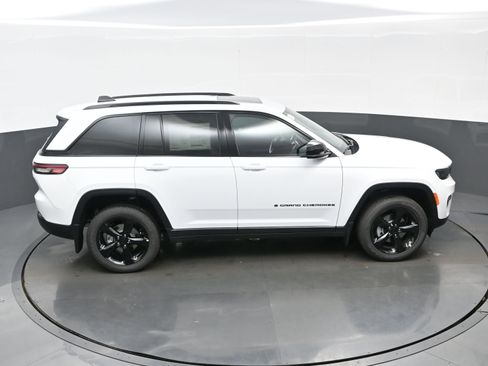 New 2025 Jeep Grand Cherokee Altitude AWD/4WD image 23