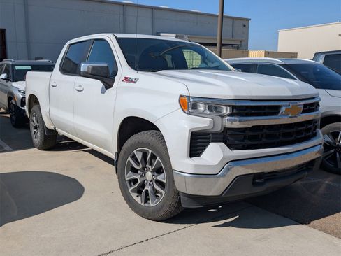 Used 2022 Chevrolet Silverado 1500 LT w/ Z71 Off-Road Package image 9