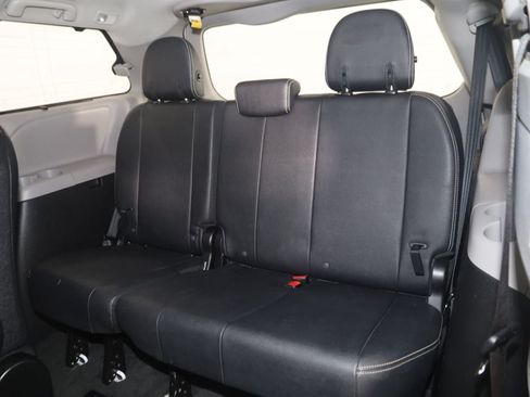 Used 2018 Toyota Sienna SE FWD image 49