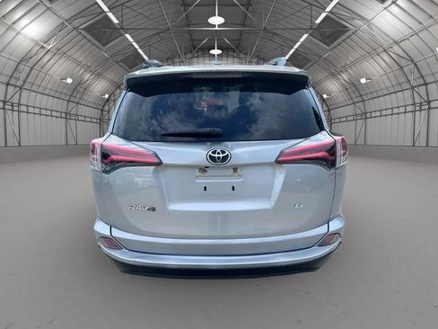 Used 2018 Toyota RAV4 LE FWD image 14