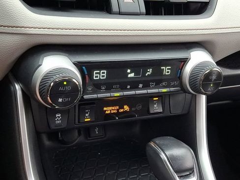 Used 2020 Toyota RAV4 XLE w/ Convenience Package image 16