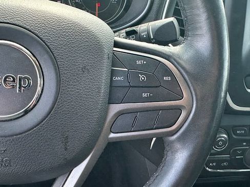 Used 2019 Jeep Cherokee Latitude w/ Cold Weather Group AWD/4WD image 23