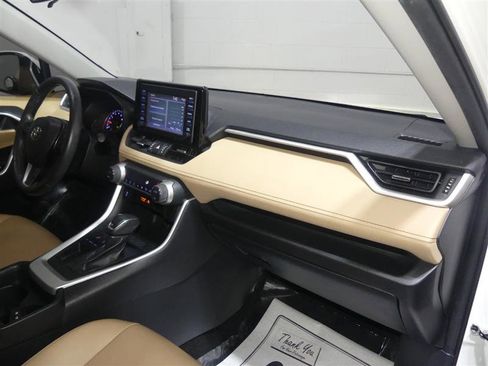 Used 2019 Toyota RAV4 XLE Premium image 24