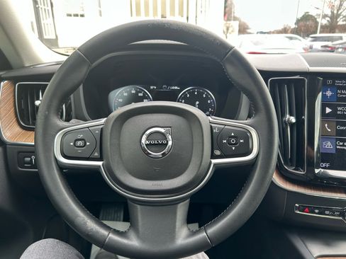 Used 2019 Volvo XC60 T5 Momentum w/ Multimedia Package image 11