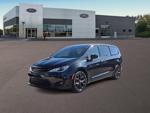 Used 2019 Chrysler Pacifica Touring Plus w/ S Appearance Package FWD image 5