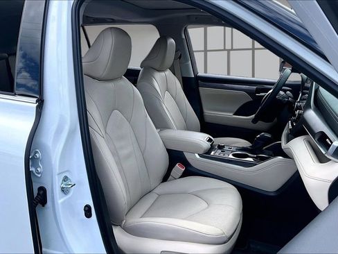 Used 2025 Toyota Highlander Limited AWD/4WD image 7
