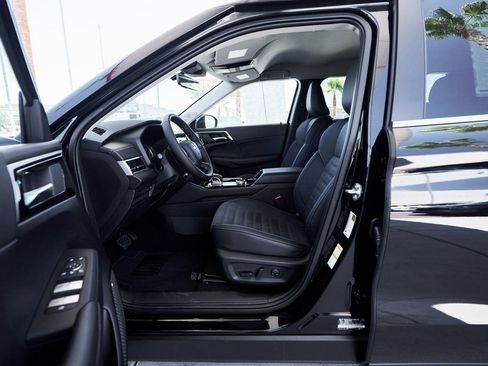 Used 2025 Mitsubishi Outlander SE image 18