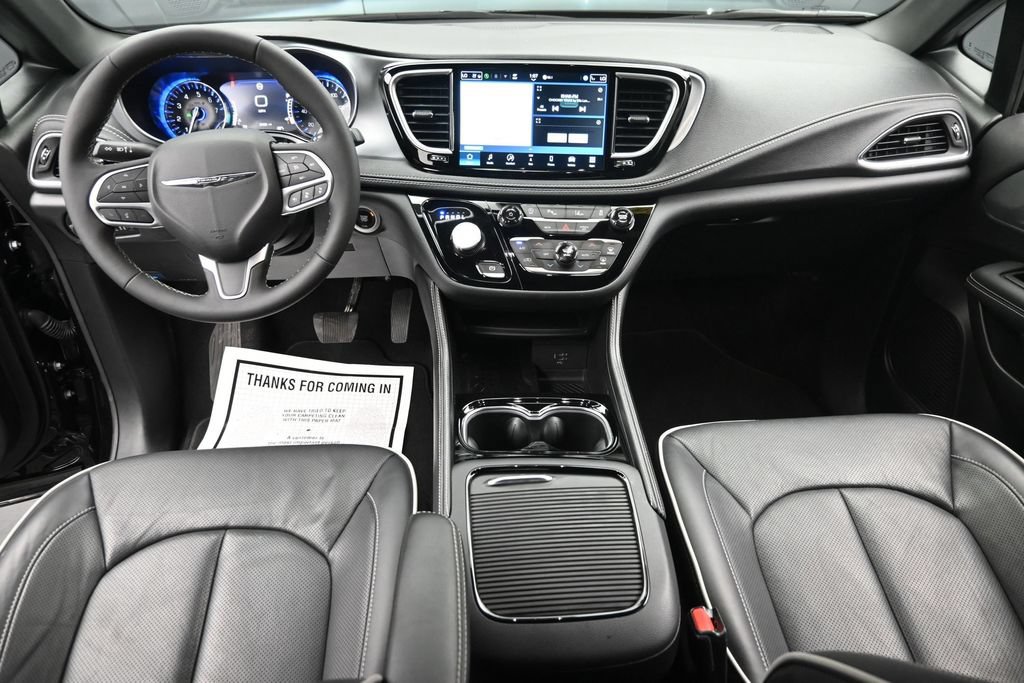 Used 2026 Chrysler Pacifica Limited AWD/4WD image 16