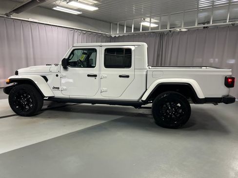 Used 2024 Jeep Gladiator Sport AWD/4WD image 4
