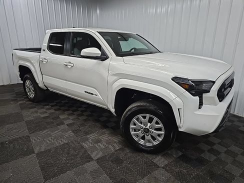 Used 2024 Toyota Tacoma SR5 AWD/4WD image 7