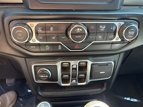 Used 2019 Jeep Wrangler Unlimited Sahara w/ Cold Weather Group AWD/4WD image 13