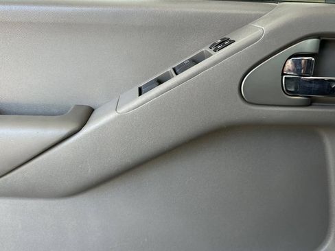 Used 2013 Nissan Frontier SV AWD/4WD image 11