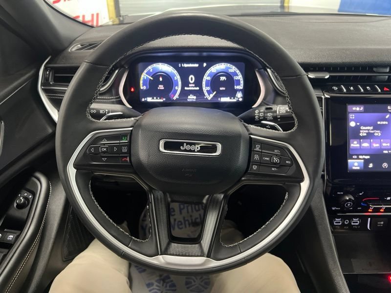 Used 2025 Jeep Grand Cherokee Altitude AWD/4WD image 25