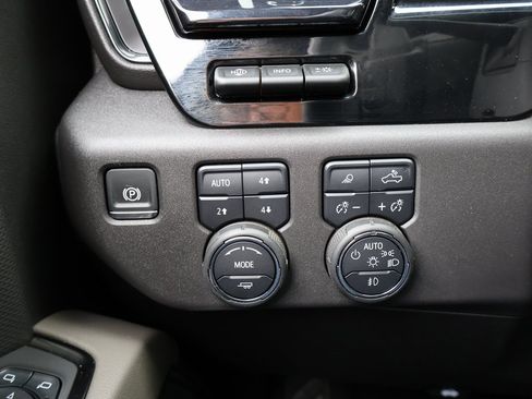 Used 2024 Chevrolet Silverado 1500 ZR2 w/ Technology Package image 40