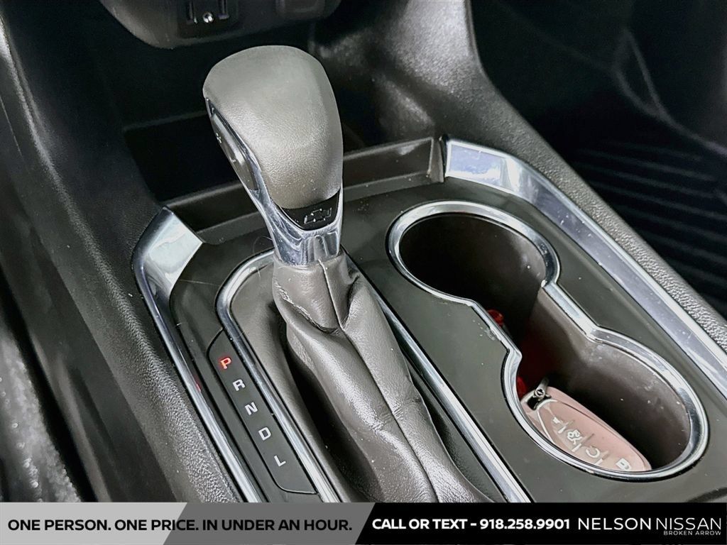 Used 2021 Chevrolet Traverse LT FWD image 16
