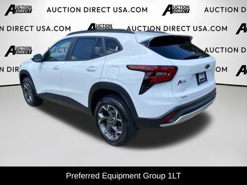 Used 2024 Chevrolet Trax LT w/ Driver Confidence Package FWD image 2