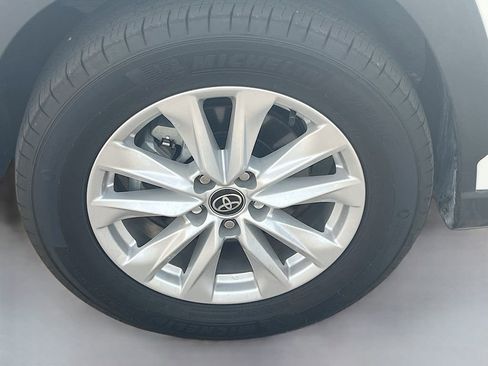 Used 2025 Toyota Corolla Cross LE image 28