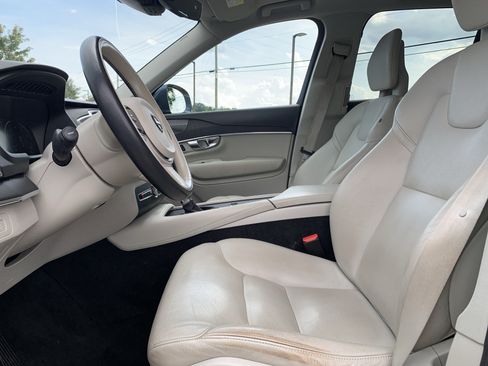 Used 2020 Volvo XC90 T5 Momentum w/ Protection Package Premier FWD image 16