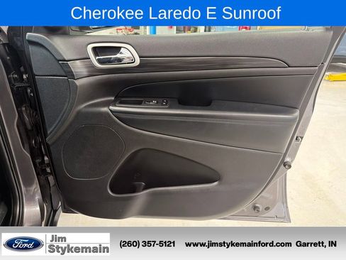 Used 2021 Jeep Grand Cherokee Laredo w/ Security & Convenience Group AWD/4WD image 38