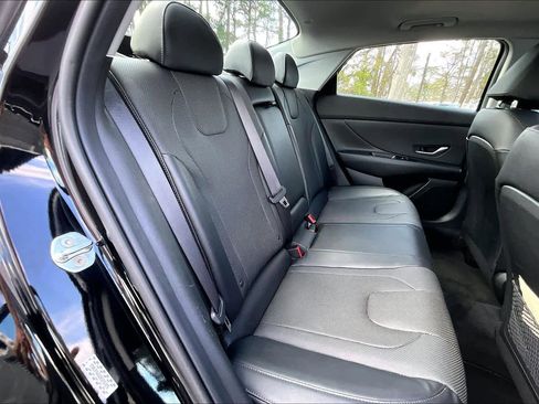 Used 2022 Hyundai Elantra Limited w/ Preferred Accessory Package image 20