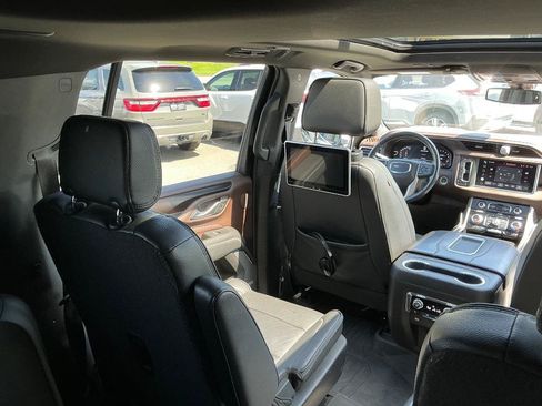 Used 2022 GMC Yukon XL Denali RWD image 16