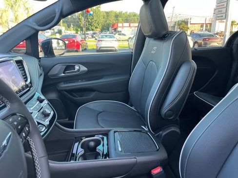 New 2026 Chrysler Pacifica Limited w/ S Appearance Package image 10