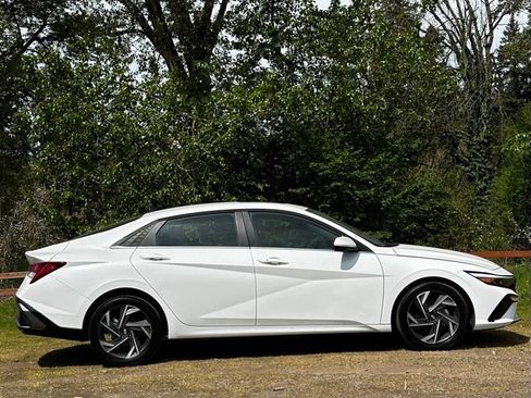 Certified 2025 Hyundai Elantra SEL FWD image 2