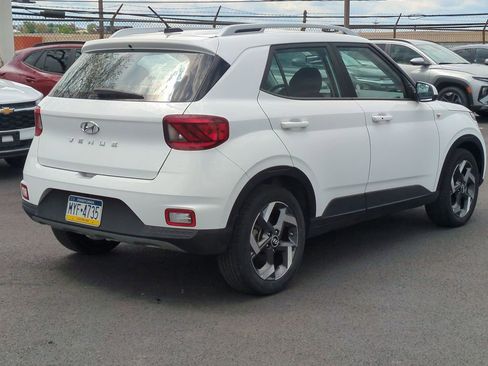 Used 2025 Hyundai Venue SEL FWD image 3