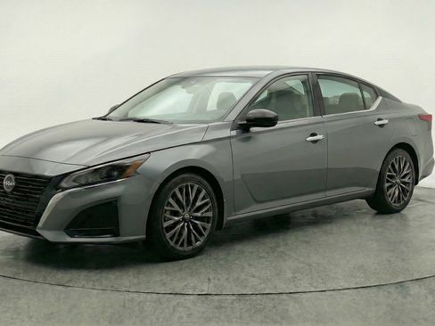 Used 2025 Nissan Altima 2.5 SV FWD image 3