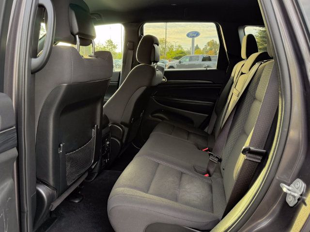 Used 2019 Jeep Grand Cherokee Laredo w/ Security & Convenience Group AWD/4WD image 16