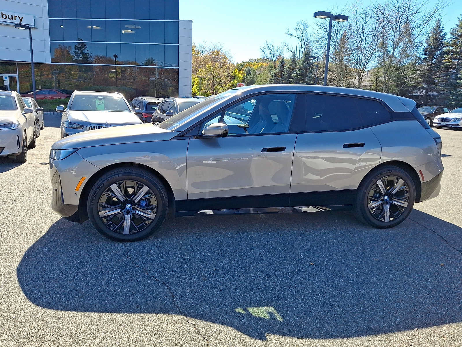 Used 2024 BMW iX xDrive50 w/ Premium Package AWD/4WD image 4